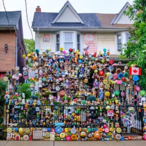 house with hundreds of dolls in front yard